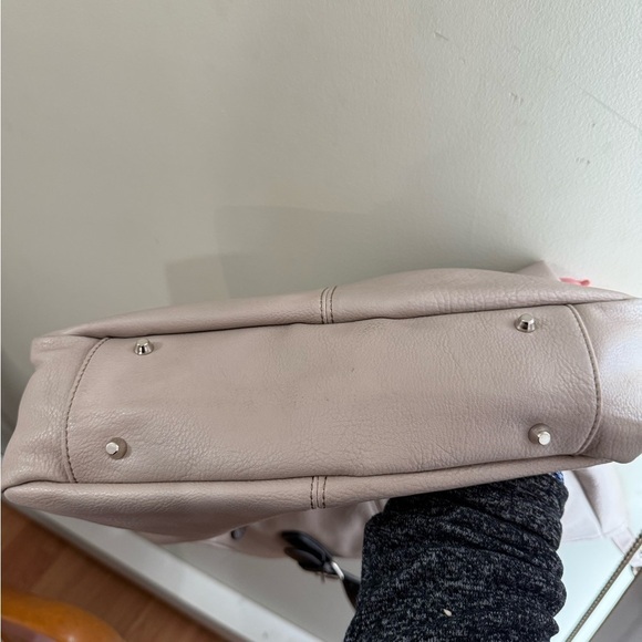 Roots Cream and Black Leather Tote with Structured Design - Picture 7 of 10